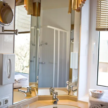 Neuwarft Otel 3*